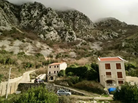 Pogled na kamene kuće u podnožju planine. - image 5