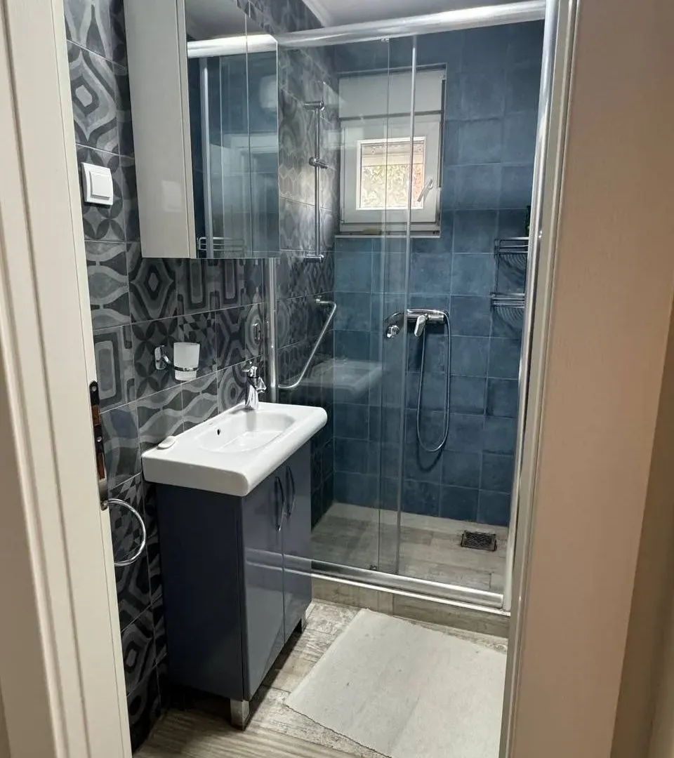 Izdavanje, dvosoban stan, 75m², Centar, Tivat