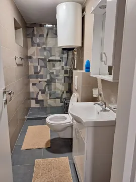 Svijetlo i moderno kupatilo sa tuš kabinom. - image 7