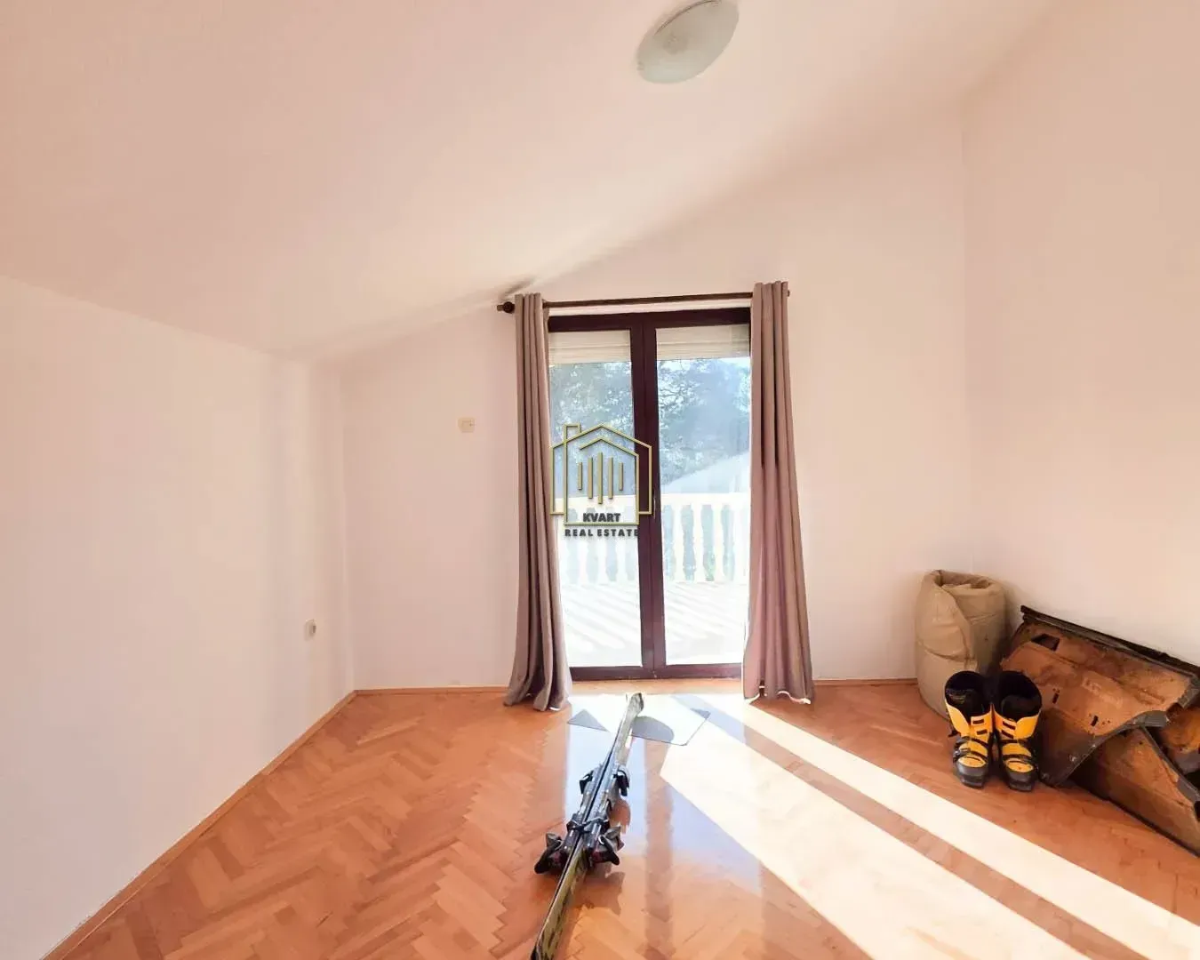 Prodaja, kuća, 350m², Zlatica, Podgorica