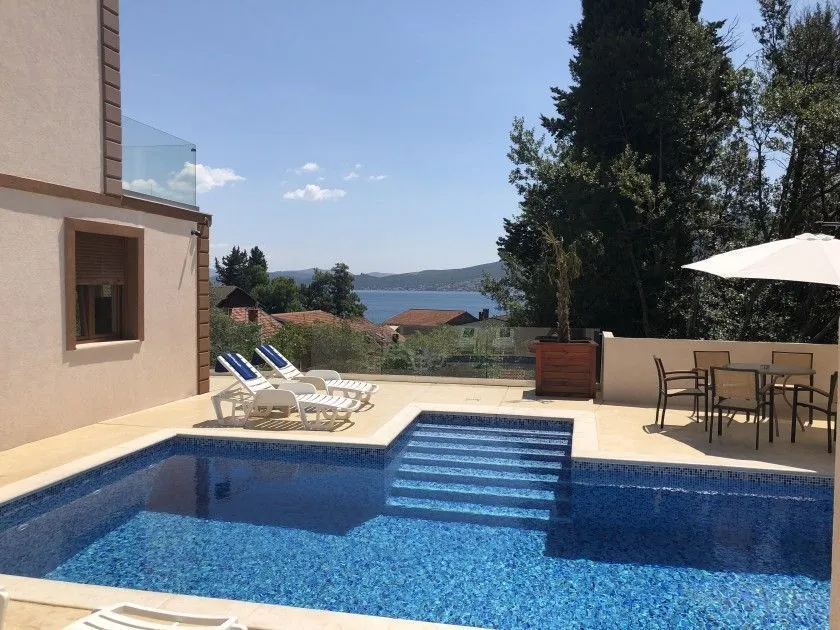 Izdavanje, kuća, 140m², Baošići, Herceg Novi