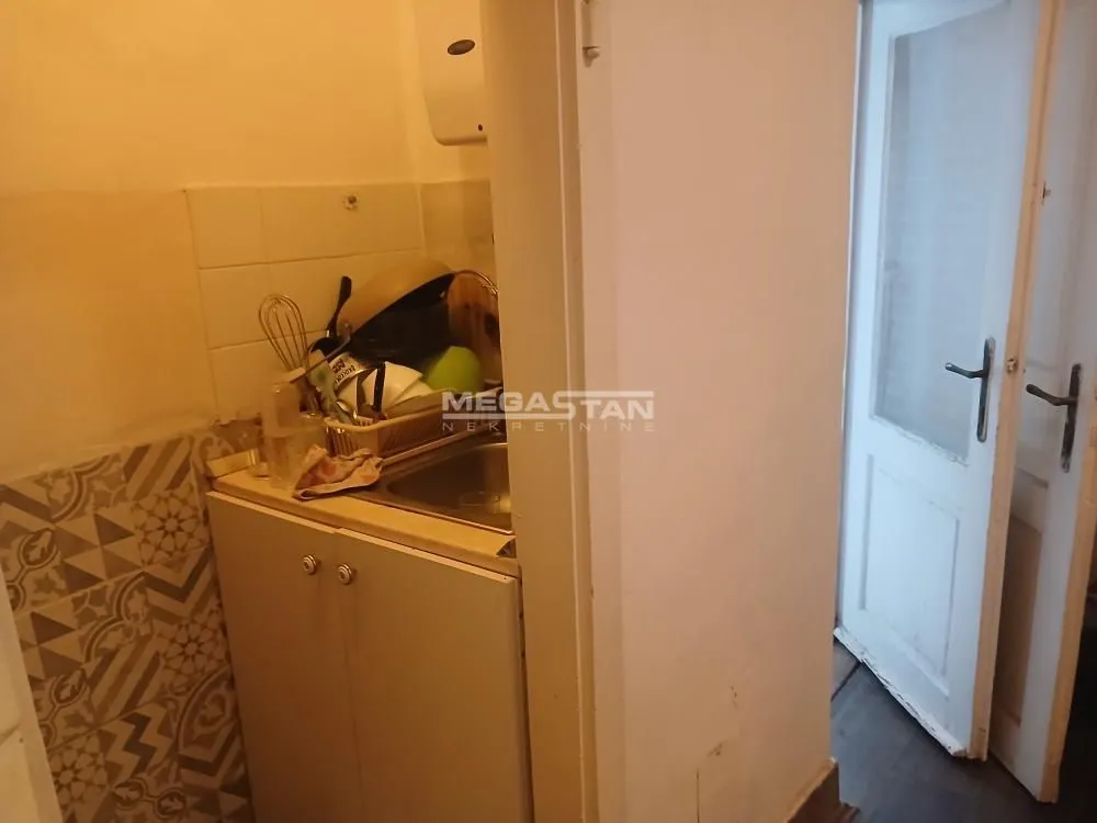 Manja kuhinja sa sudoperom i radnim elementima.