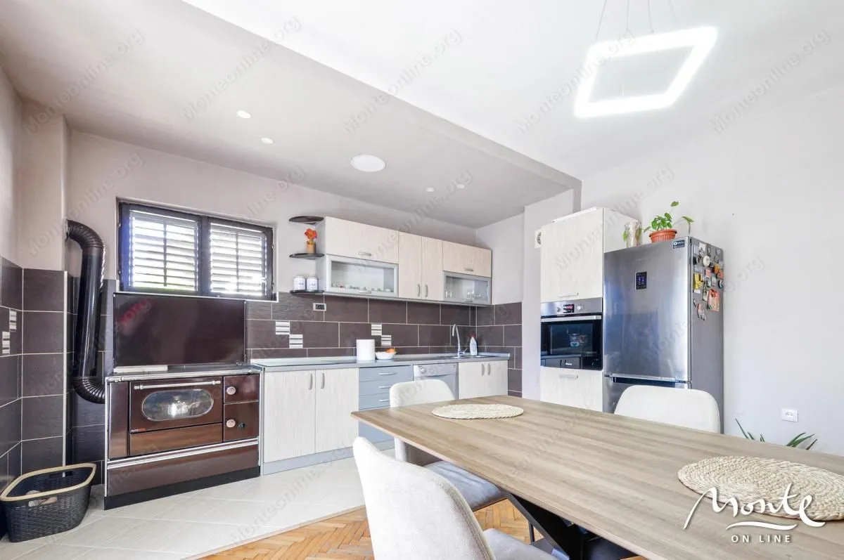 Prodaja, kuća, 525m², Centar, Tivat
