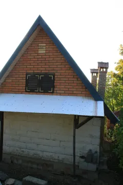 Spoljašnji izgled kuće sa krovom i dimnjakom. - image 2