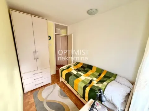 Manja spavaća soba sa krevetom i garderoberom. - image 11