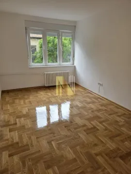 Prazna soba sa parketom i prozorom. - image 6