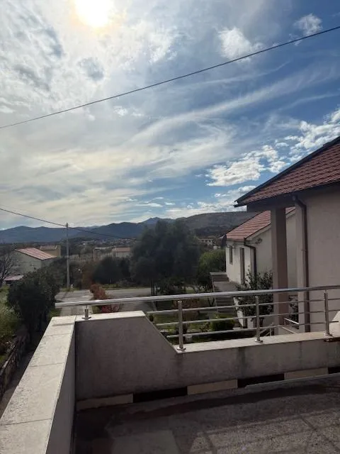 Izdavanje, trosoban stan, 130m², Vranići, Podgorica
