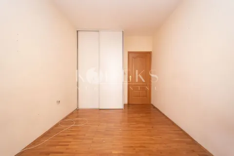 Empty room with a built-in wardrobe and wooden flooring. - image 8