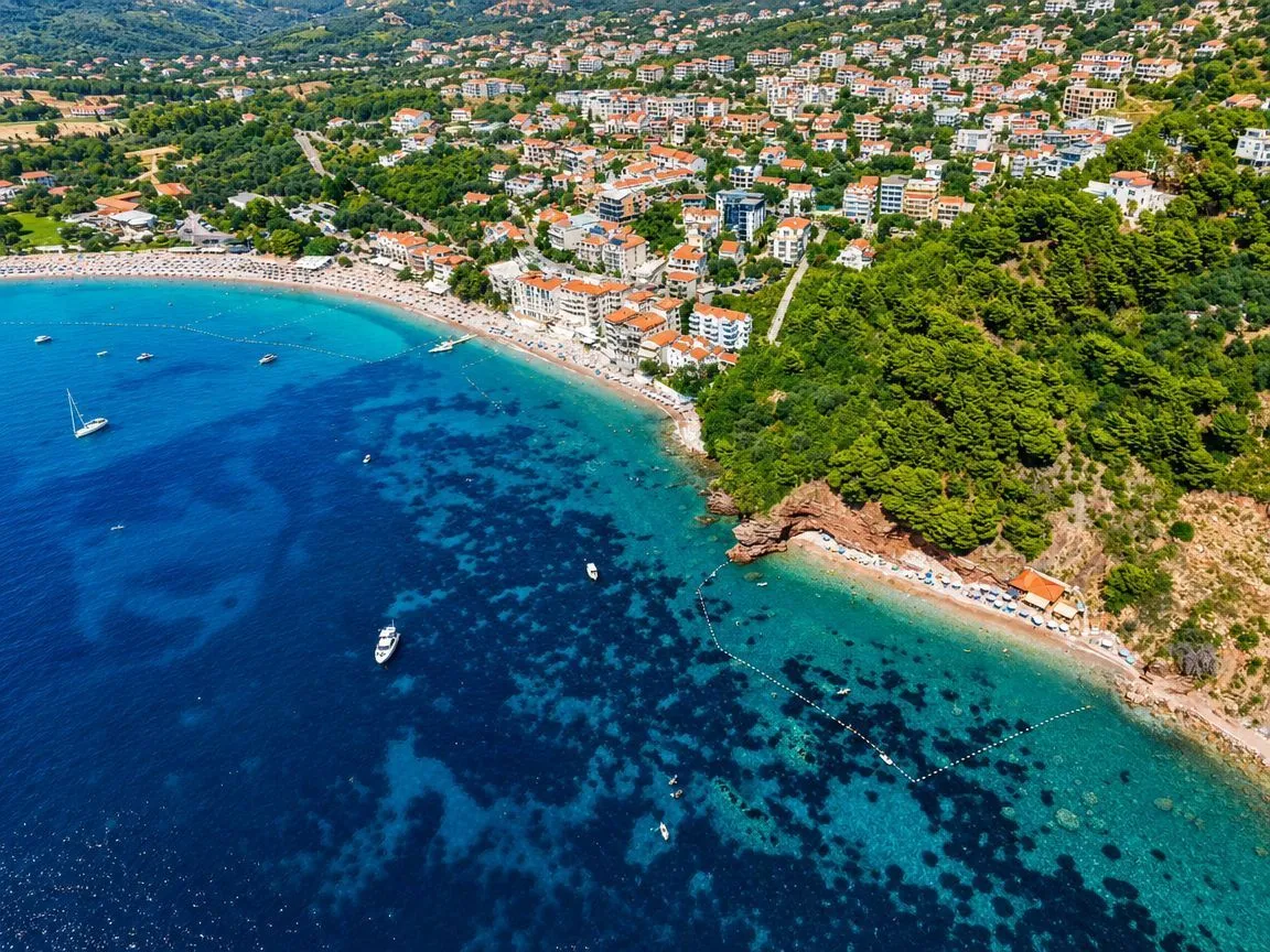 Pogled iz vazduha na obalu, plažu i naselje.