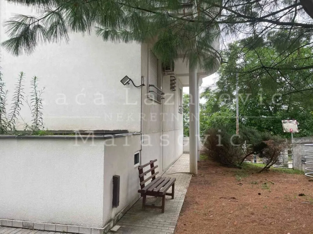 Izdavanje, trosoban stan, 126m², Savski Venac, Beograd