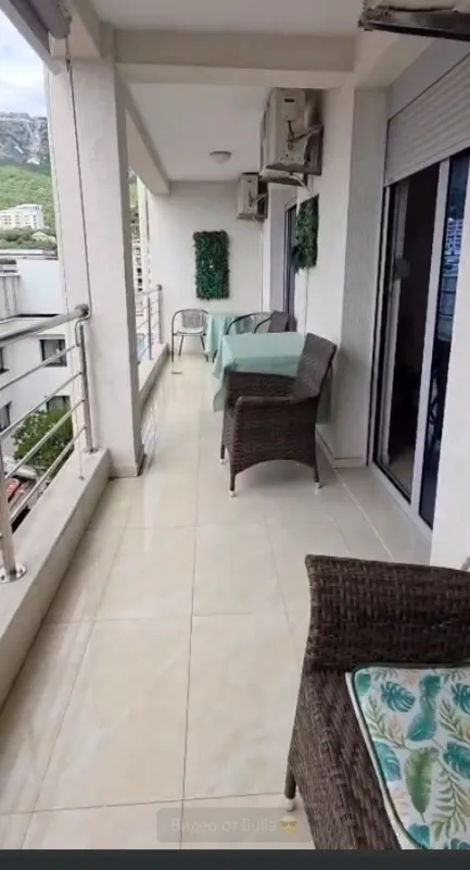 Prostrani namješteni balkon sa garniturom za sedenje i pogledom na okolinu.