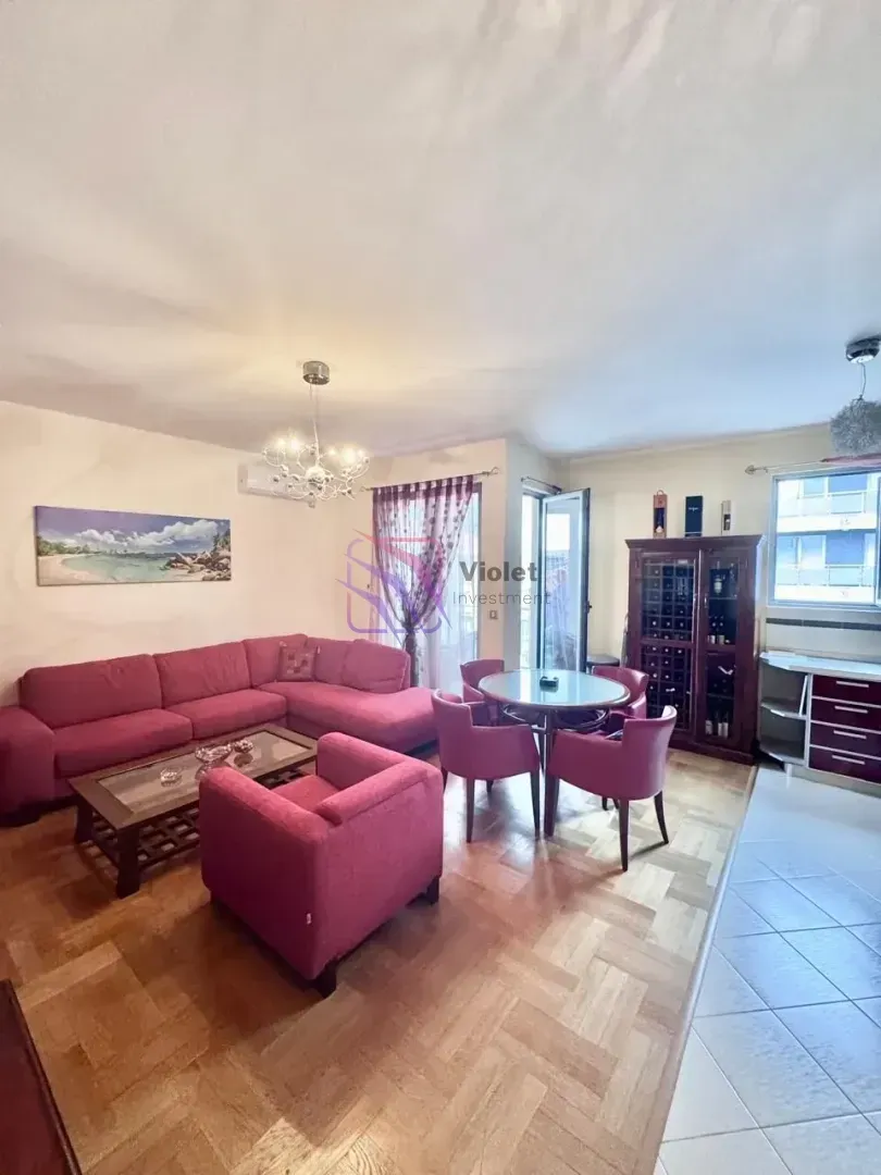 Living room with sofa set, dining table and access to the terrace.
