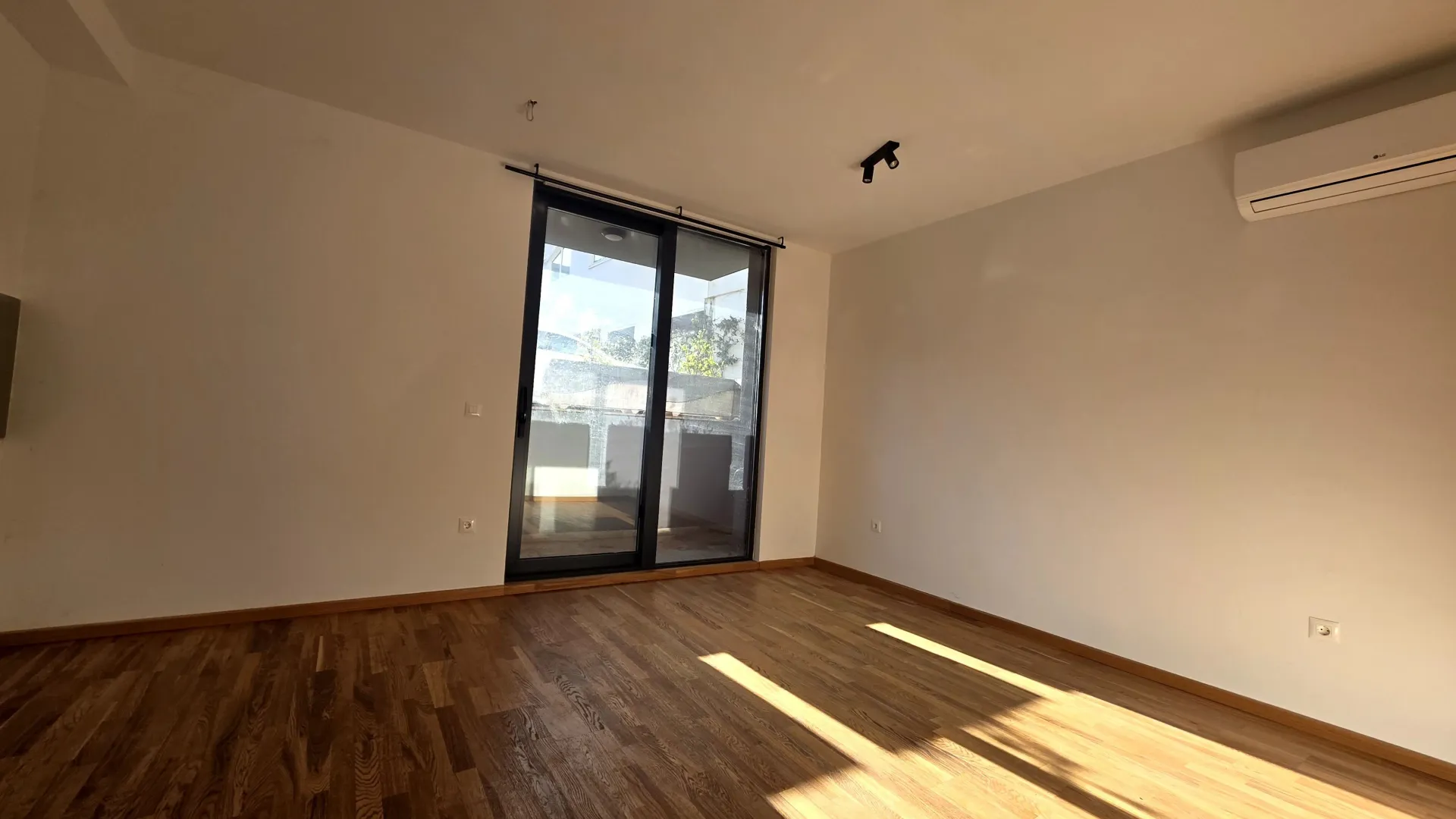 Prodaja, dvosoban stan, 49m², Tološka šuma, Podgorica