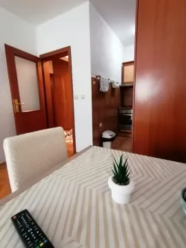 Trpezarija sa stolom i pogledom prema kuhinji i hodniku. - image 14