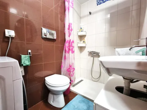 Manje kupatilo sa tuš kabinom, umivaonikom i toaletom. - image 10