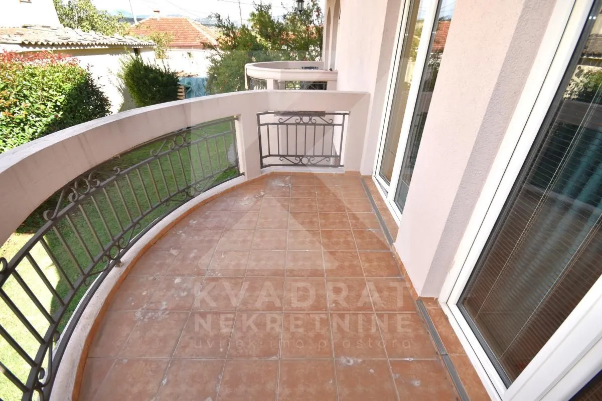Izdavanje, četvorosoban stan, 160m², Tološi, Podgorica