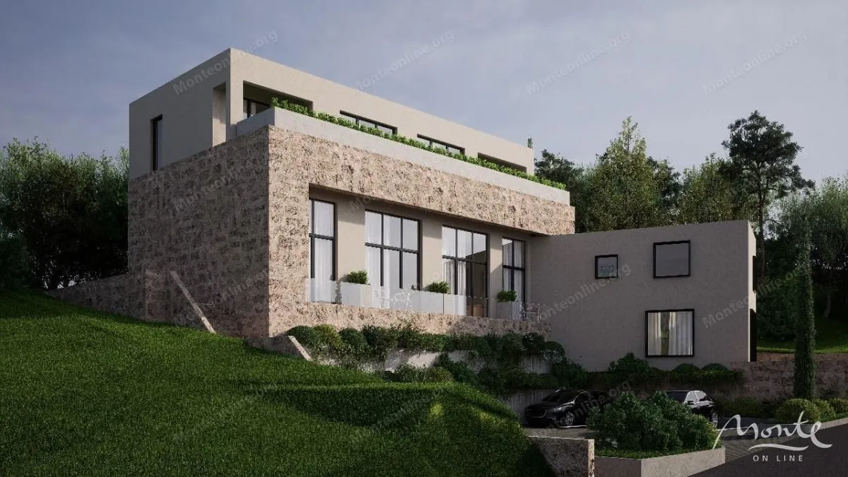 Pogled na modernu višespratnu kuću sa kamenom fasadom i uređenim dvorištem.