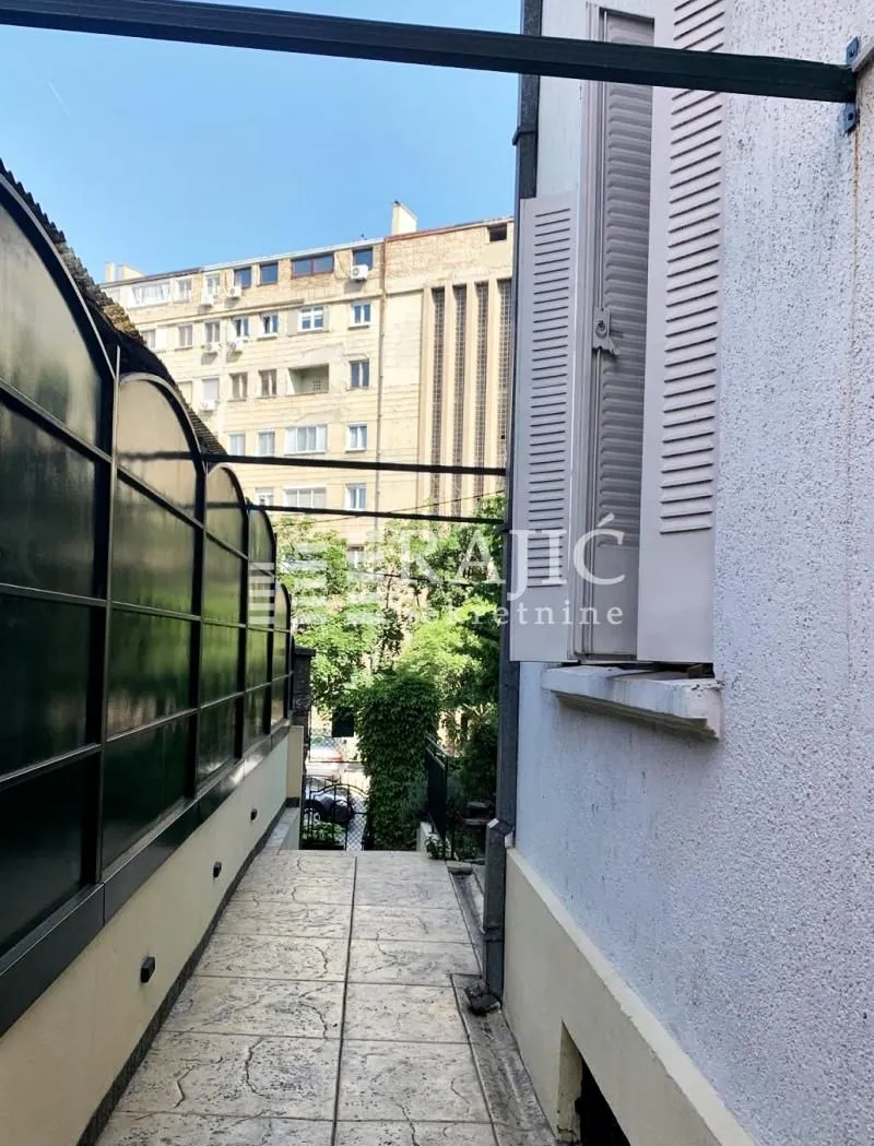 Pogled na spoljašnji deo objekta i prolaz sa prozorom i kapcima.