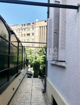 Pogled na spoljašnji deo objekta i prolaz sa prozorom i kapcima. - image 6