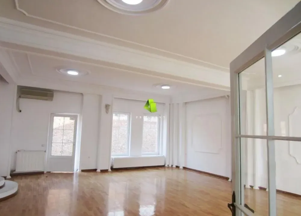 Izdavanje, poslovni prostor, 200m², Medijana, Niš