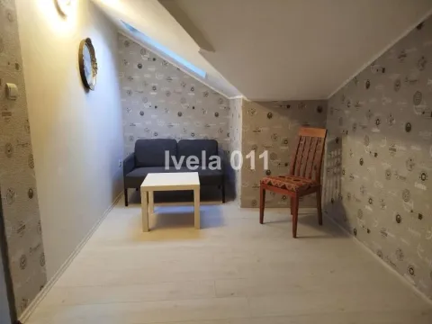 Manji dnevni boravak sa trosjedom, stočićem i tapetama na zidovima. - image 6