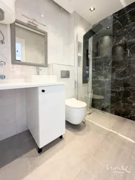Moderne kupatilo sa tuš kabinom, umivaonikom i wc šoljom. - image 11