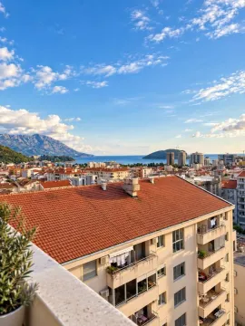 Pogled sa terase na grad, more i okolne planine. - image 9