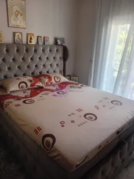 Namještena spavaća soba sa velikim bračnim krevetom i prozorom prekrivenim zavjesama. - image 4