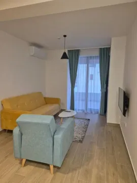 Dnevna soba sa garniturom i televizorom. - image 23