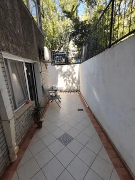 Popločani spoljni prostor sa stolom i stolicama uz fasadu zgrade. - image 17