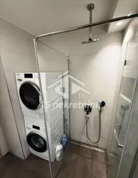 Kupatilo sa tuš kabinom i ugrađenom mašinom za veš. - image 19