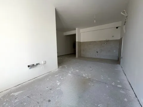 Neopremljena prostorija u izgradnji sa bijelim zidovima i keramičkim pločicama na zidu. - image 5