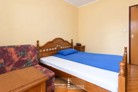 Namještena spavaća soba sa drvenim krevetom i foteljom. - image 9