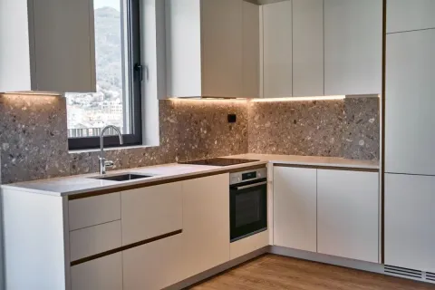 Moderna svijetla kuhinja sa ugradnim aparatima i prozorom. - image 14