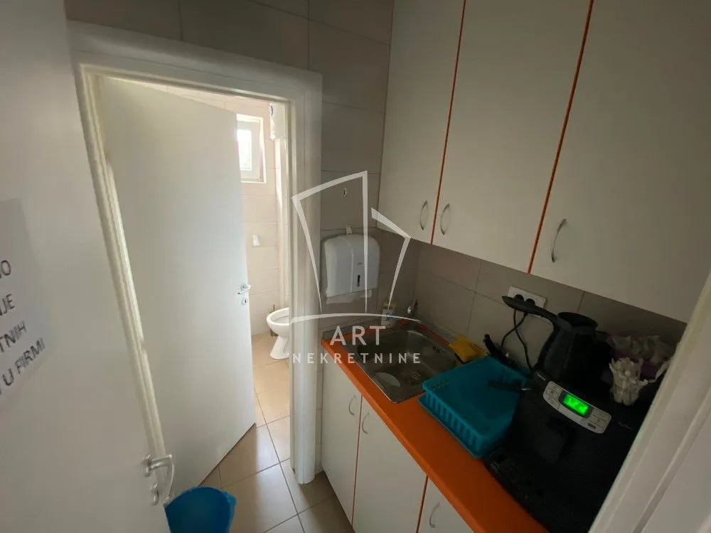Rent, office space, 200m², Borča Sve Podlokacije, Beograd