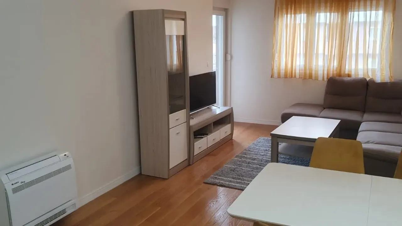 Izdavanje, dvosoban stan, 69m², Central Point, Podgorica
