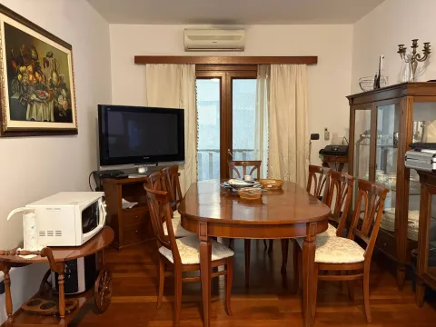 Trpezarija sa drvenim stolom, stolicama i vitrinom. - image 14
