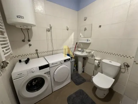 Kupatilo opremljeno sanitarijama, veš mašinom i sušilicom. - image 6