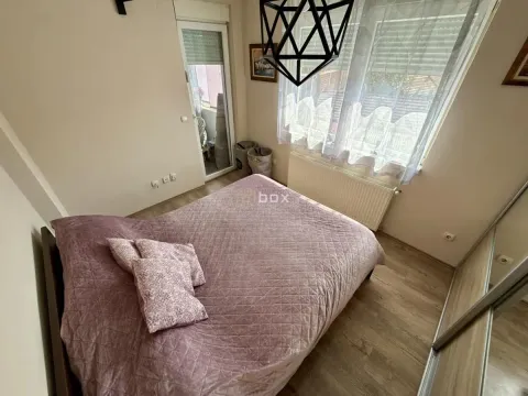 Manja spavaća soba sa bračnim krevetom, prozorom i izlazom na terasu. - image 11