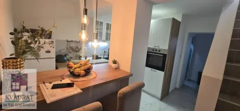 Moderna kuhinja sa šankom i trpezarijskim stolom. - image 6