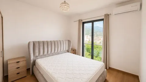 Svjetla spavaća soba sa bračnim krevetom, noćnim stočićima i izlazom na balkon. - image 4