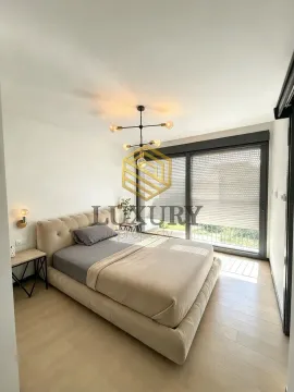 Moderna spavaća soba sa velikim bračnim krevetom i izlazom na terasu. - image 13