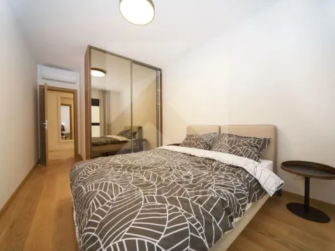 Namještena spavaća soba sa bračnim krevetom i ugradnim plakarom sa ogledalom. - image 8