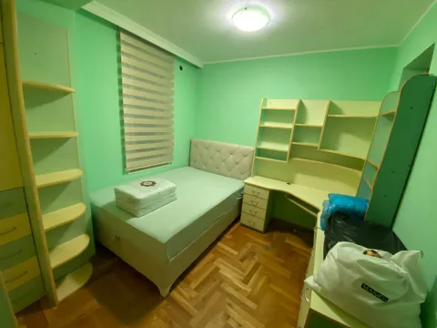 Dječija soba sa krevetom, radnim stolom i policama. - image 14