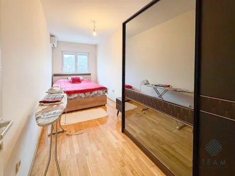 Spavaća soba sa bračnim krevetom, velikim ormarom sa ogledalom i daskom za peglanje. - image 6
