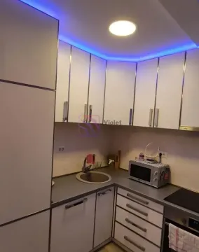 Manja kuhinja sa bijelim elementima i plavom LED rasvjetom na plafonu. - image 4