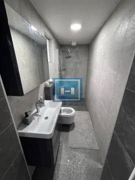Savremeno opremljeno kupatilo sa umivaonikom, tuš kabinom i wc šoljom. - image 4