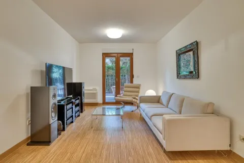 Svijetla dnevna soba sa modernim namještajem i izlazom na terasu. - image 11