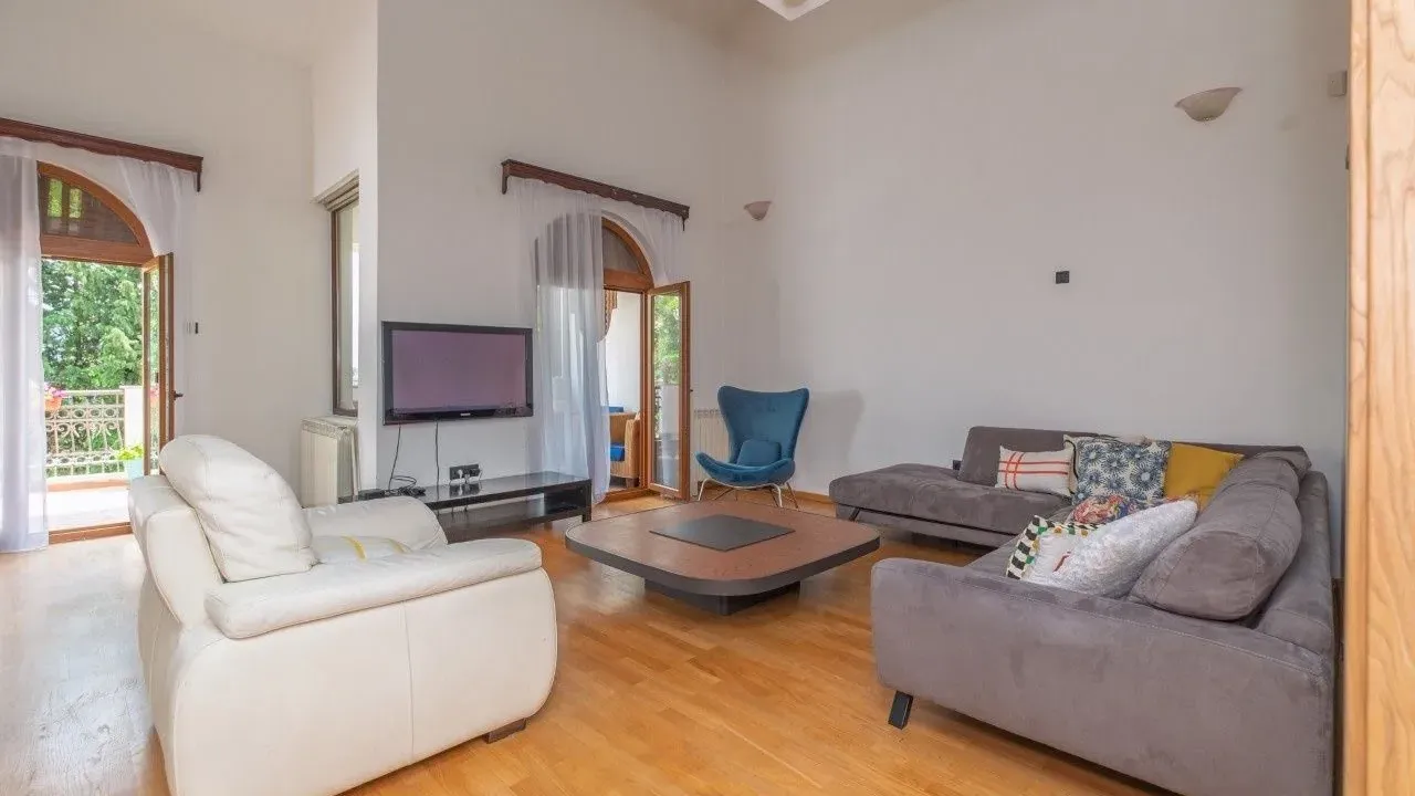 Izdavanje, kuća, 280m², Gorica C, Podgorica