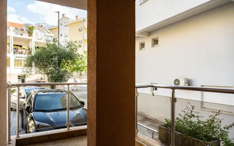 Pogled sa balkona na ulicu i okolne zgrade. - image 6